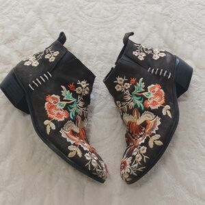 Johnny Was suede embroidered size 7 boots